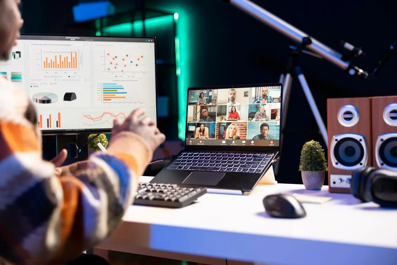 Eine junge erwachsene angestellte Person nimmt per Videokonferenz an einer Besprechung teil.