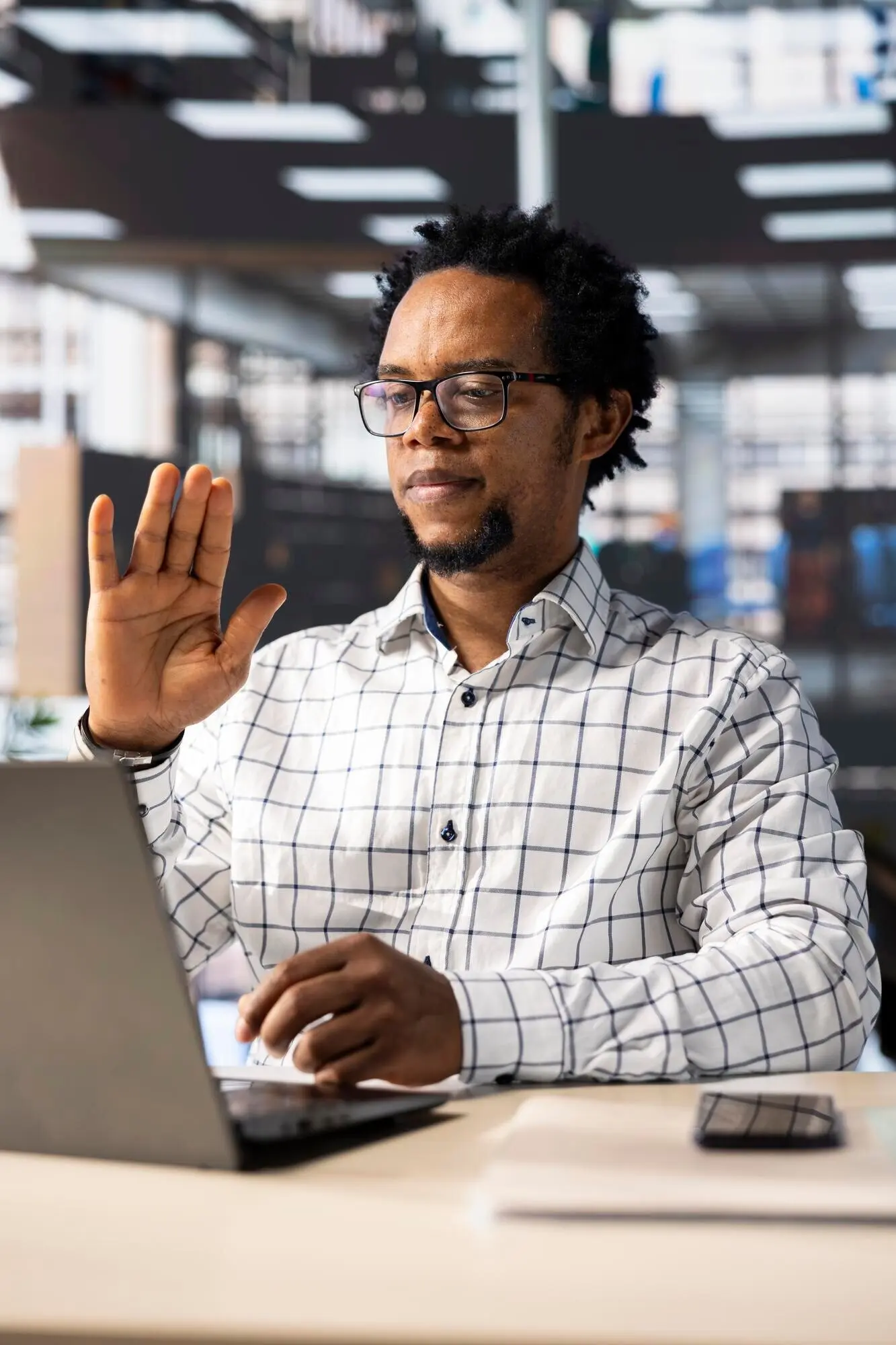 Ein afroamerikanischer CEO nimmt an einem Online-Meeting teil, um Unternehmensziele zu besprechen.